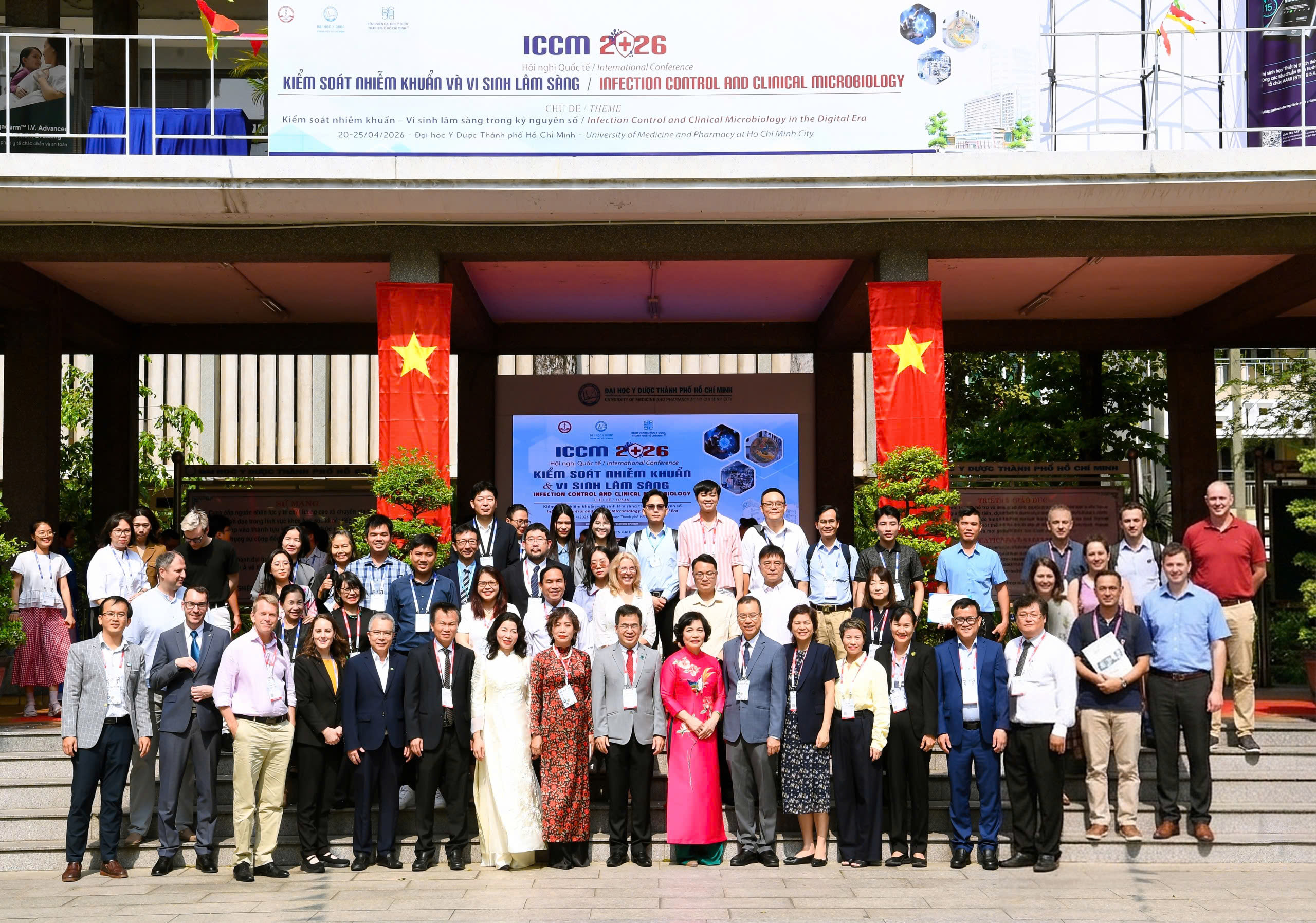 Các đại biểu chụp hình lưu niệm tại Đại học Y Dược TP. Hồ Chí Minh trong khuôn khổ Hội nghị ICCM 2026.jpg